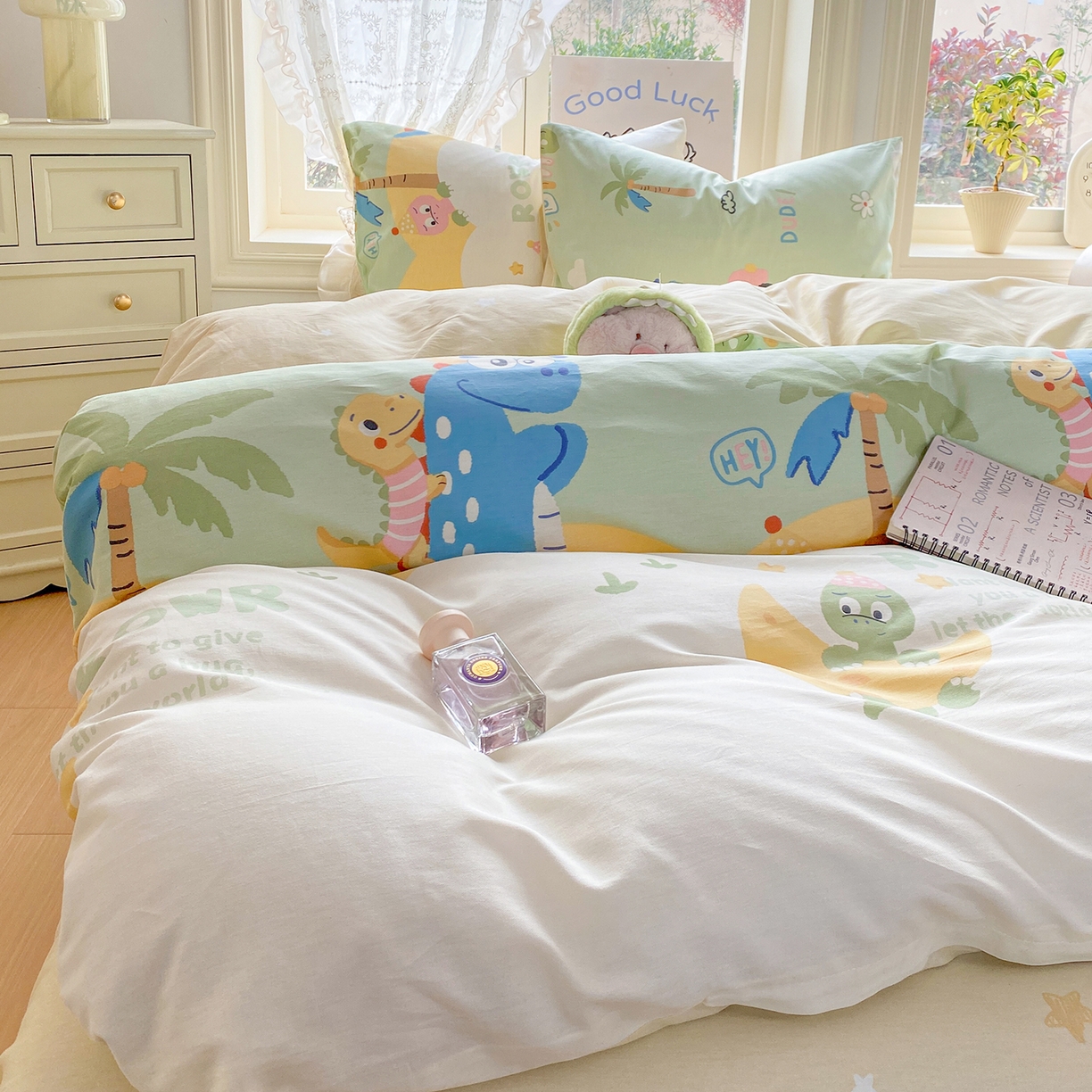 91家纺网 家纺一手货源 找家纺 黑马家居 2026新款13070全棉印花小清新卡通花卉单品被套系列 恐龙派对