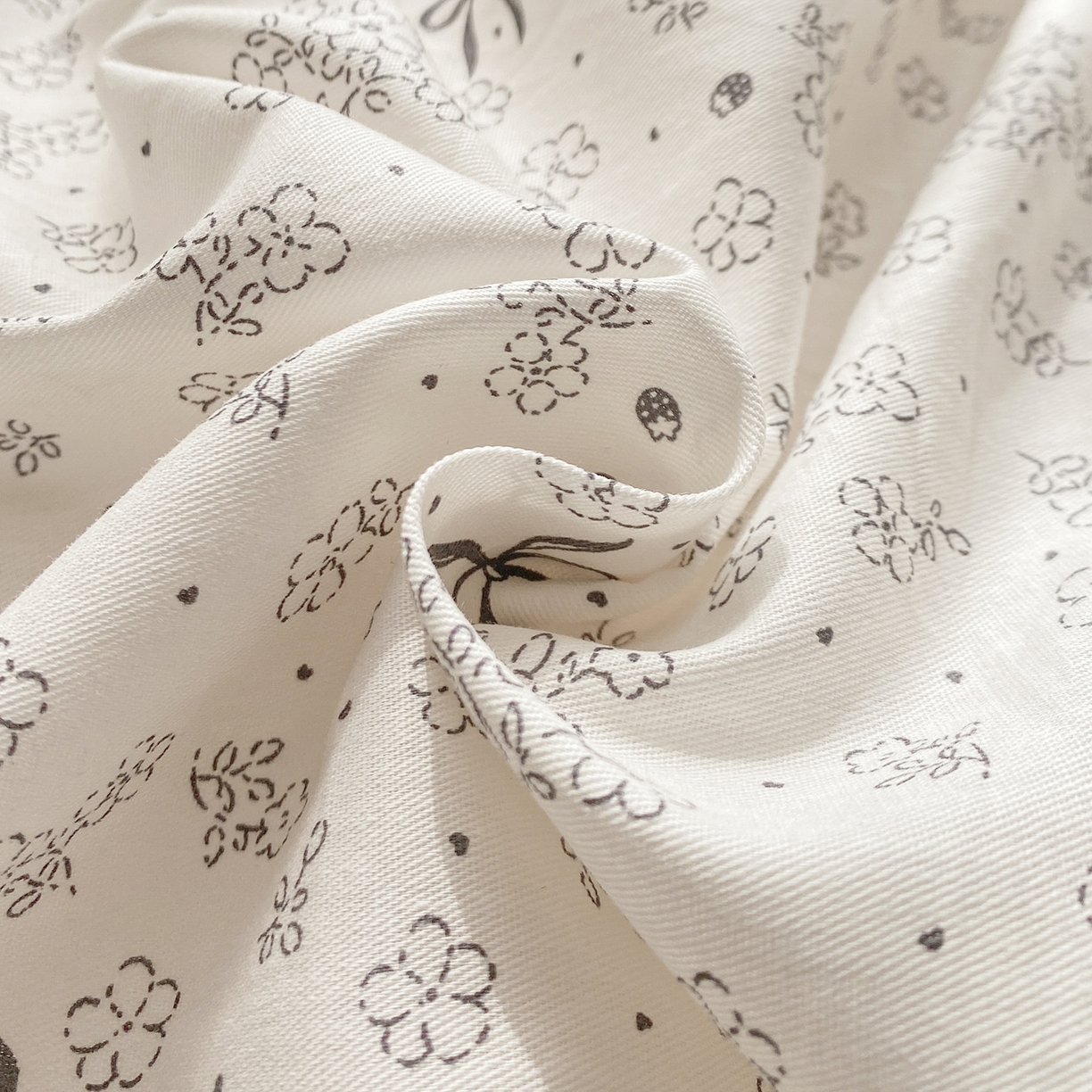 91家纺网 家纺一手货源 找家纺 黑马家居 2026新款13070全棉印花小清新卡通花卉单品被套系列 墨蝶