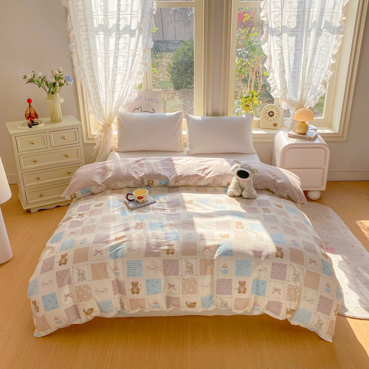 91家纺网 家纺一手货源 找家纺 黑马家居 2026新款13070全棉印花小清新卡通花卉四件套系列 饼干熊