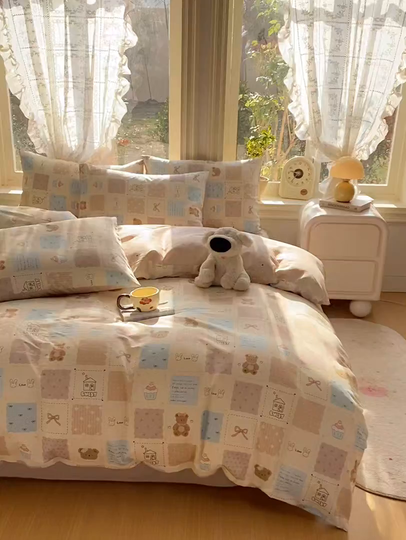 91家纺网 家纺一手货源 找家纺 黑马家居 2026新款13070全棉印花小清新卡通花卉四件套系列 饼干熊