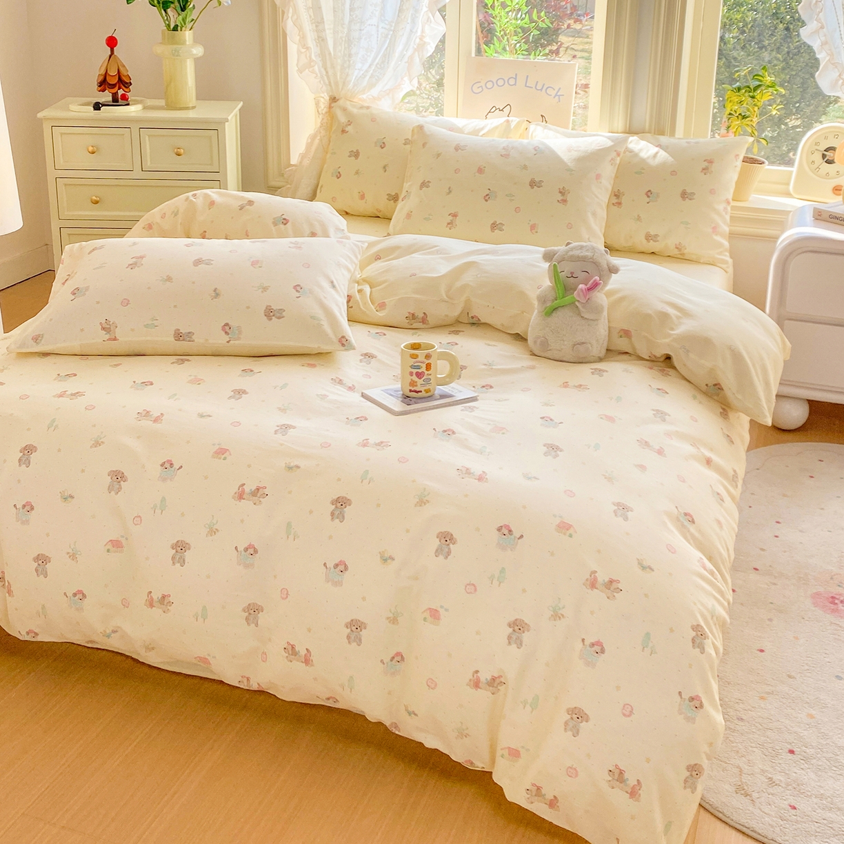 91家纺网 家纺一手货源 找家纺 黑马家居 2026新款13070全棉印花小清新卡通花卉四件套系列 彩绘小狗