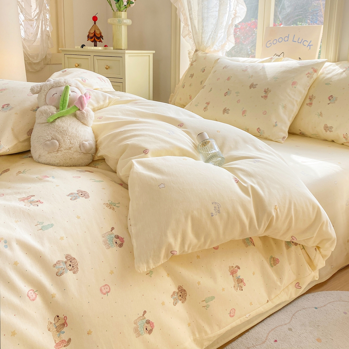 91家纺网 家纺一手货源 找家纺 黑马家居 2026新款13070全棉印花小清新卡通花卉四件套系列 彩绘小狗