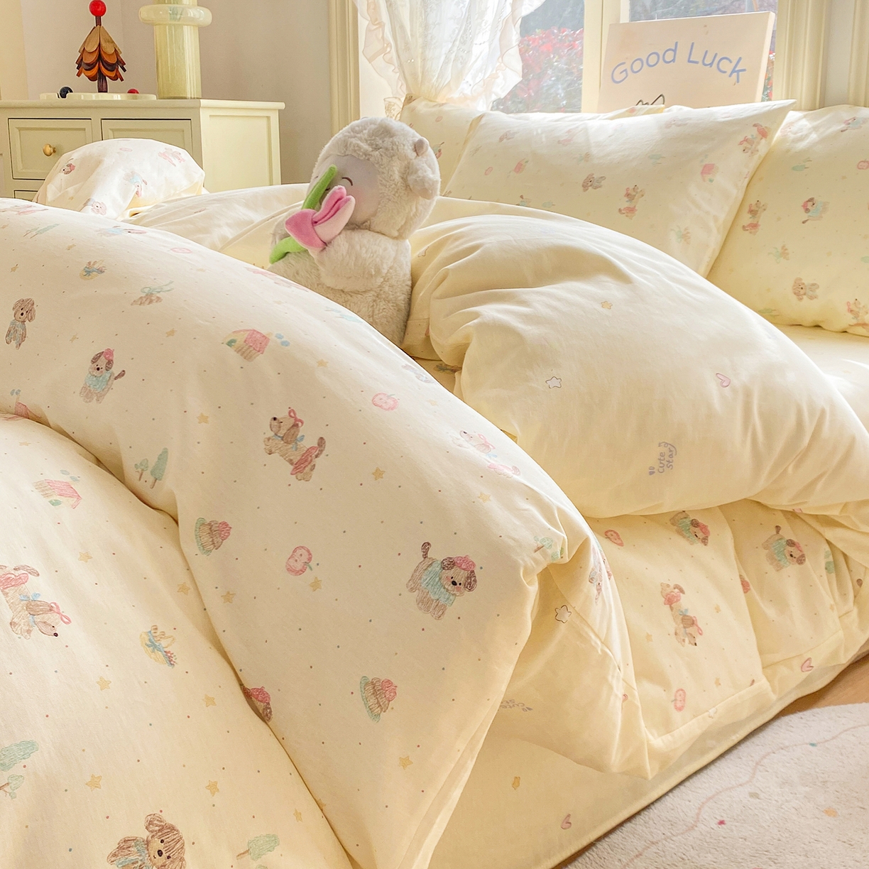 91家纺网 家纺一手货源 找家纺 黑马家居 2026新款13070全棉印花小清新卡通花卉四件套系列 彩绘小狗