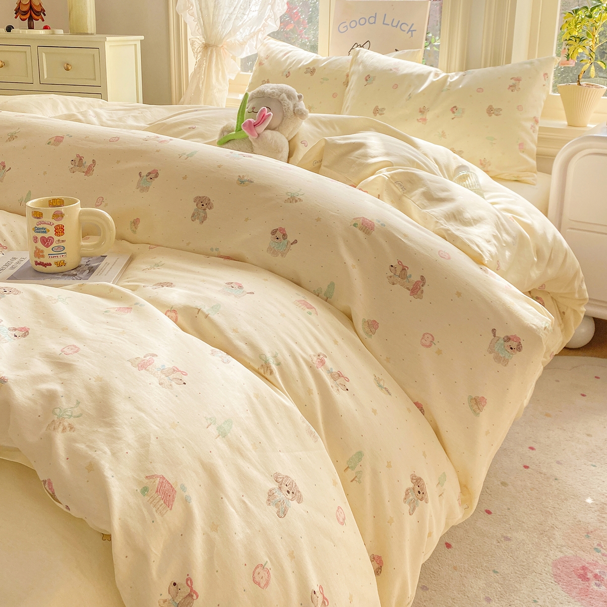 91家纺网 家纺一手货源 找家纺 黑马家居 2026新款13070全棉印花小清新卡通花卉四件套系列 彩绘小狗