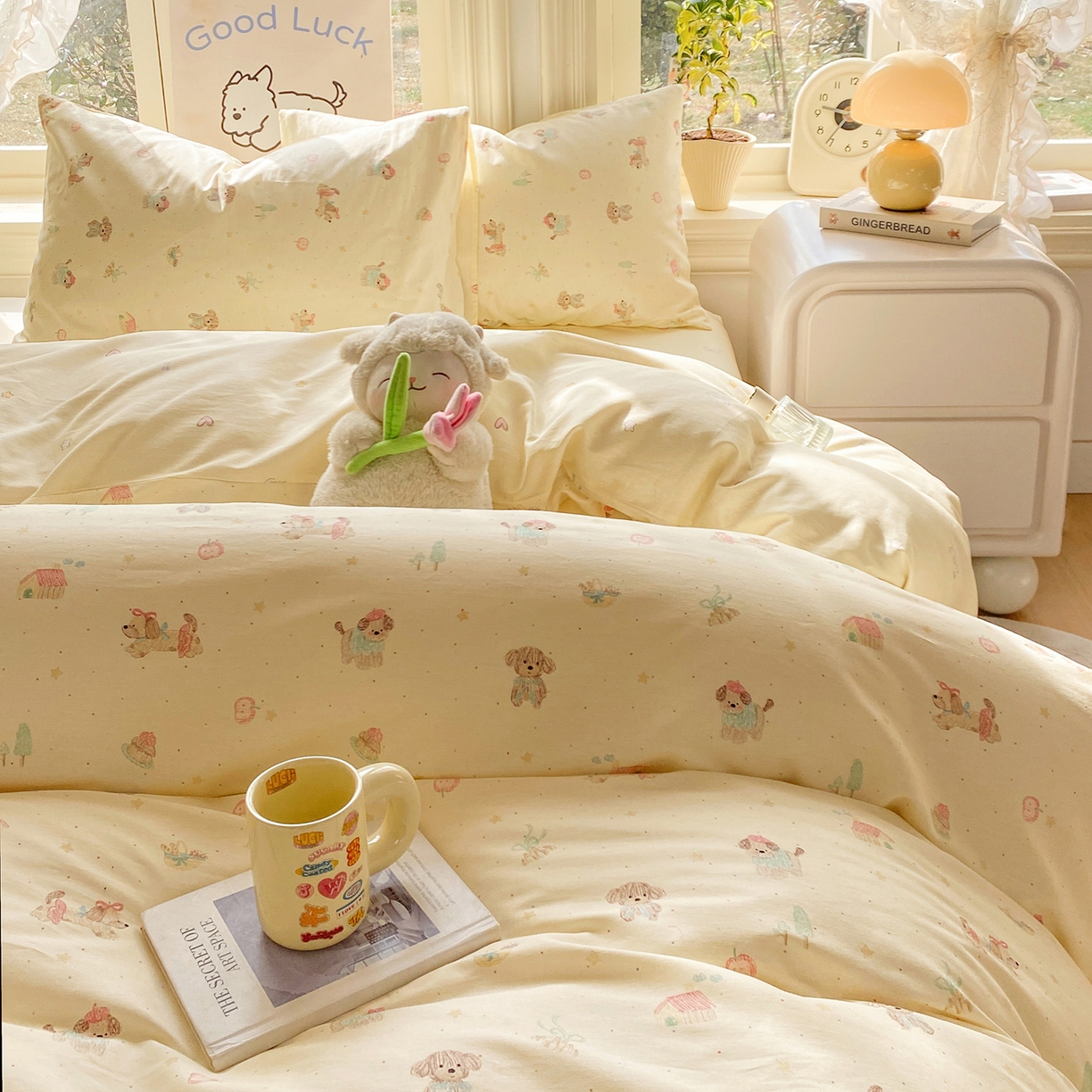 91家纺网 家纺一手货源 找家纺 黑马家居 2026新款13070全棉印花小清新卡通花卉四件套系列 彩绘小狗