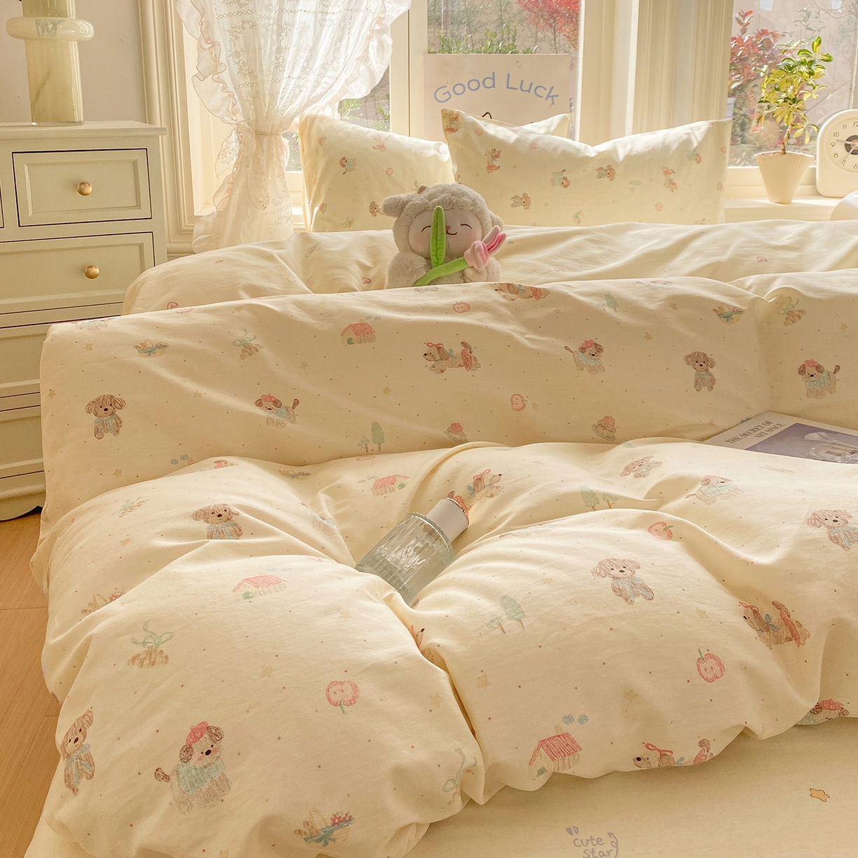 91家纺网 家纺一手货源 找家纺 黑马家居 2026新款13070全棉印花小清新卡通花卉四件套系列 彩绘小狗