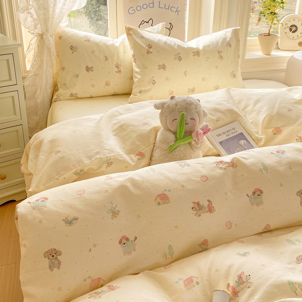 91家纺网 家纺一手货源 找家纺 黑马家居 2026新款13070全棉印花小清新卡通花卉四件套系列 彩绘小狗