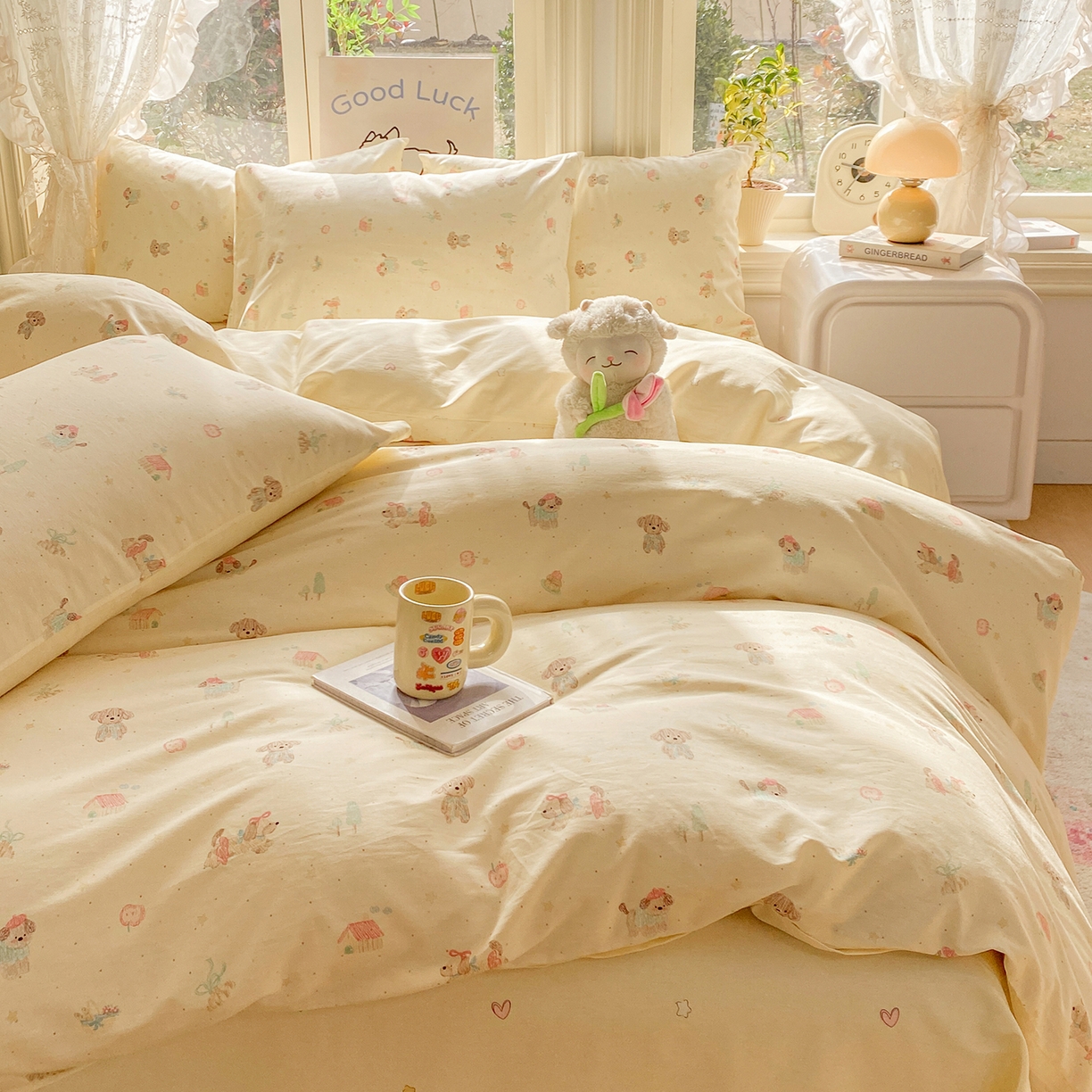 91家纺网 家纺一手货源 找家纺 黑马家居 2026新款13070全棉印花小清新卡通花卉四件套系列 彩绘小狗