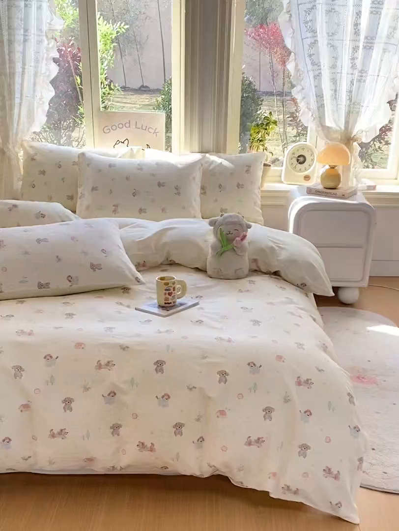 91家纺网 家纺一手货源 找家纺 黑马家居 2026新款13070全棉印花小清新卡通花卉四件套系列 彩绘小狗