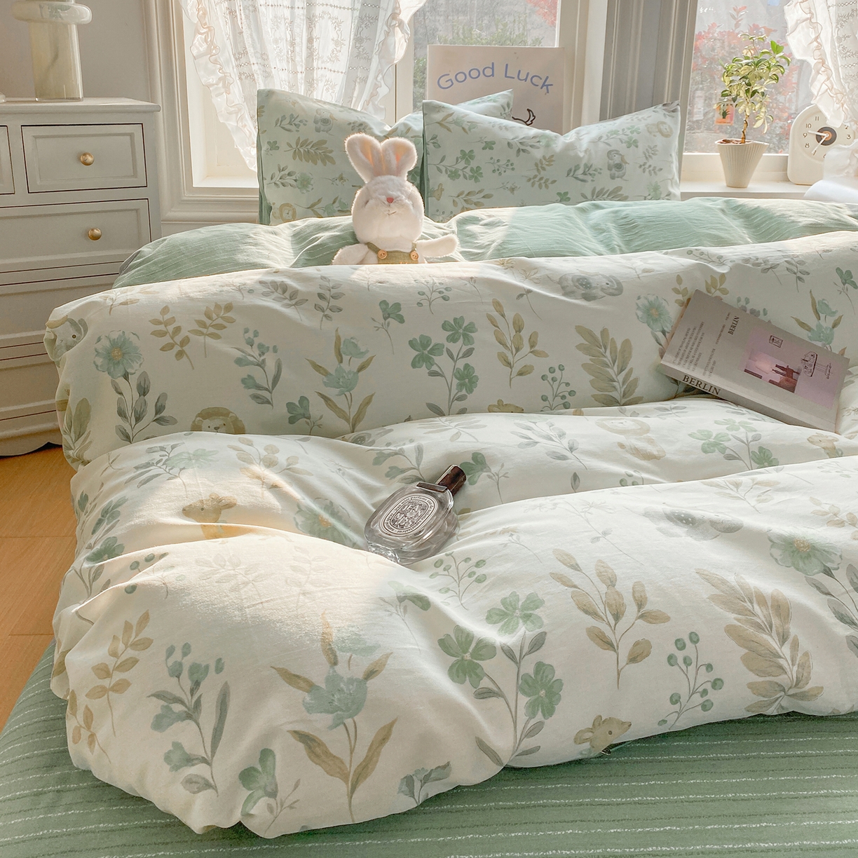 91家纺网 家纺一手货源 找家纺 黑马家居 2026新款13070全棉印花小清新卡通花卉四件套系列 丛林乐园