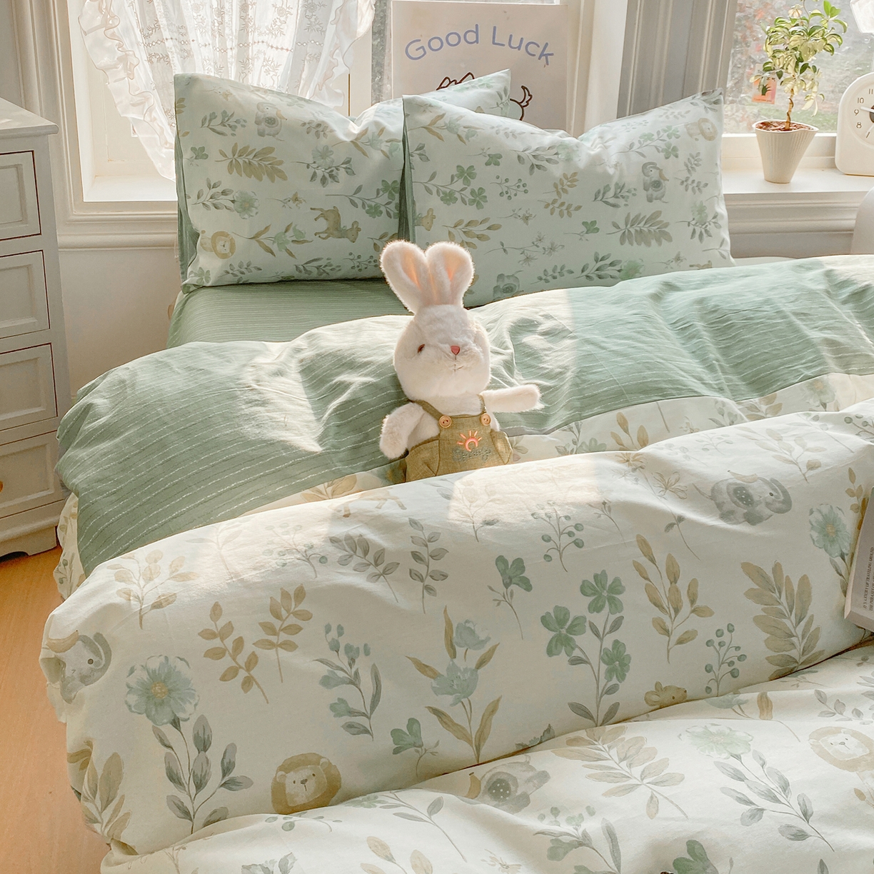 91家纺网 家纺一手货源 找家纺 黑马家居 2026新款13070全棉印花小清新卡通花卉四件套系列 丛林乐园