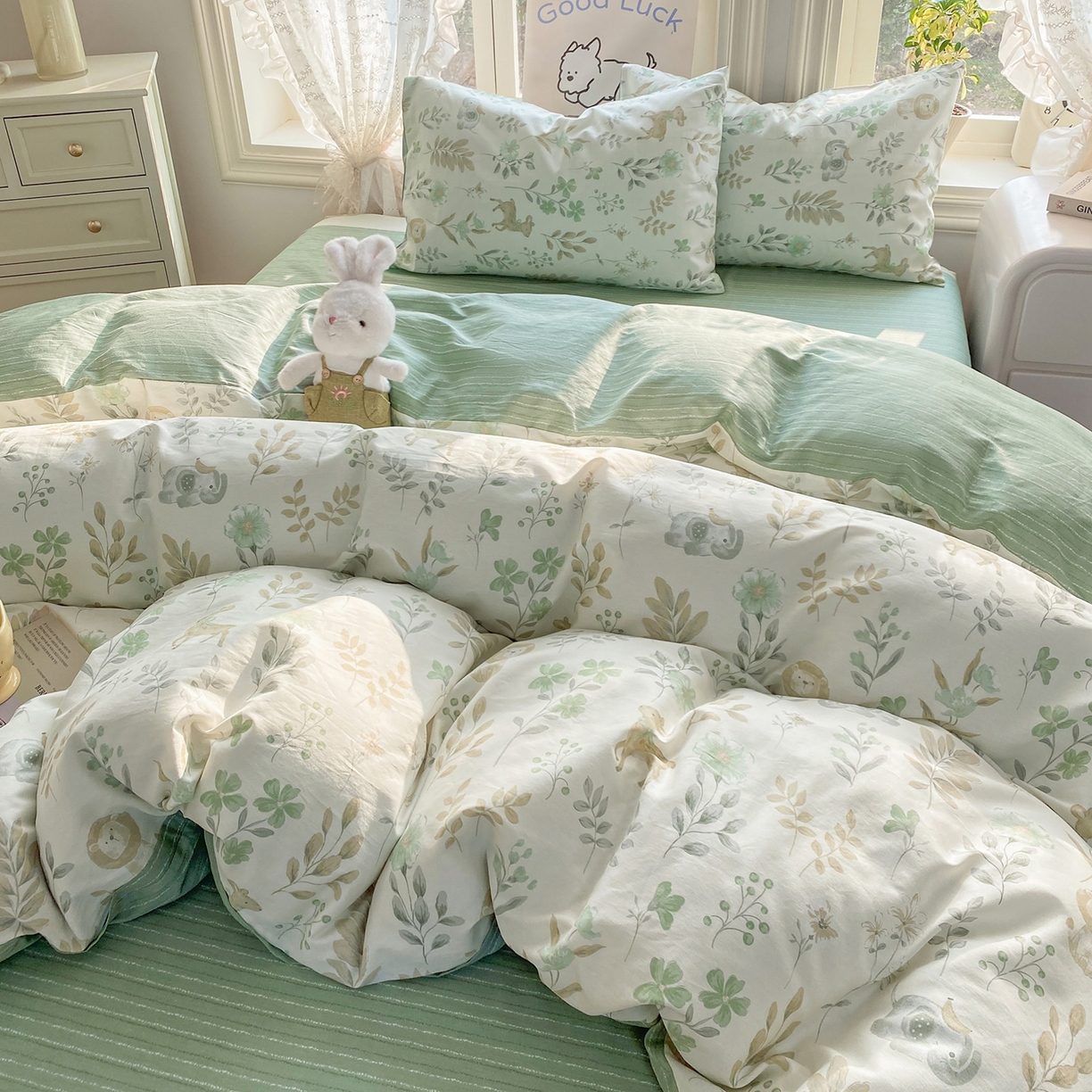 91家纺网 家纺一手货源 找家纺 黑马家居 2026新款13070全棉印花小清新卡通花卉四件套系列 丛林乐园