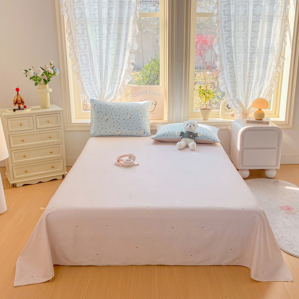 91家纺网 家纺一手货源 找家纺 黑马家居 2026新款13070全棉印花小清新卡通花卉四件套系列 乖巧凯蒂