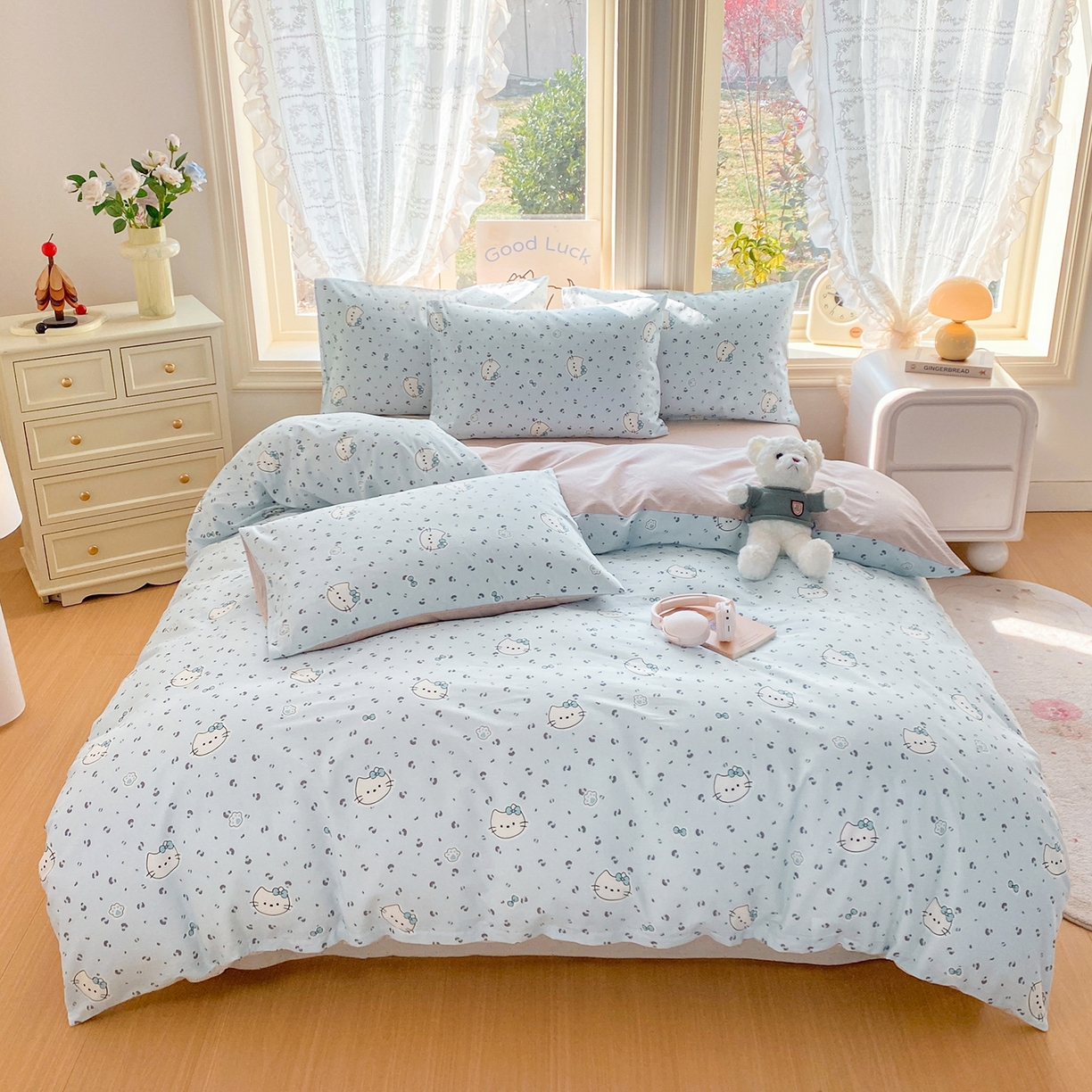 91家纺网 家纺一手货源 找家纺 黑马家居 2026新款13070全棉印花小清新卡通花卉四件套系列 乖巧凯蒂