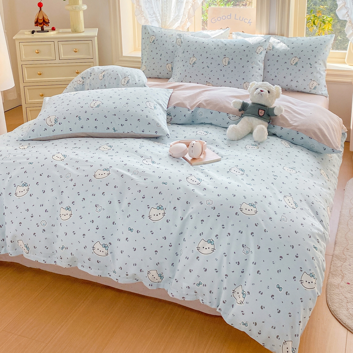 91家纺网 家纺一手货源 找家纺 黑马家居 2026新款13070全棉印花小清新卡通花卉四件套系列 乖巧凯蒂