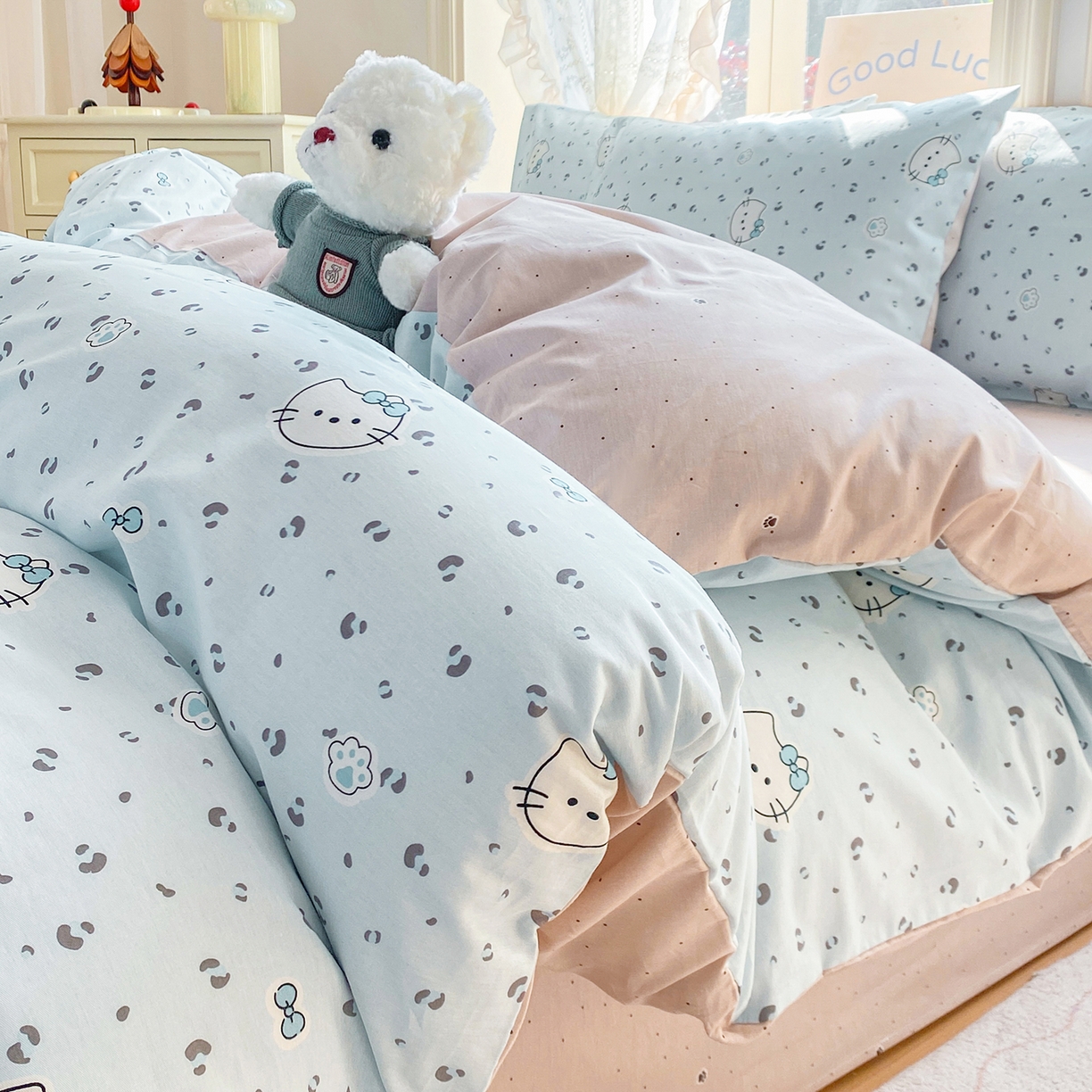 91家纺网 家纺一手货源 找家纺 黑马家居 2026新款13070全棉印花小清新卡通花卉四件套系列 乖巧凯蒂