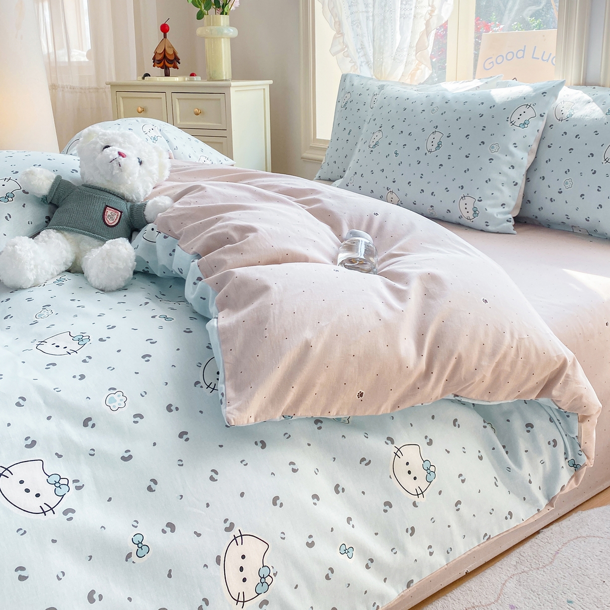 91家纺网 家纺一手货源 找家纺 黑马家居 2026新款13070全棉印花小清新卡通花卉四件套系列 乖巧凯蒂