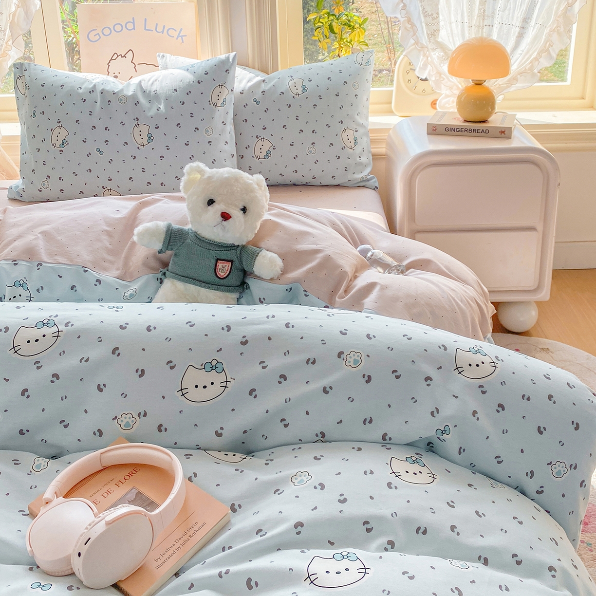 91家纺网 家纺一手货源 找家纺 黑马家居 2026新款13070全棉印花小清新卡通花卉四件套系列 乖巧凯蒂