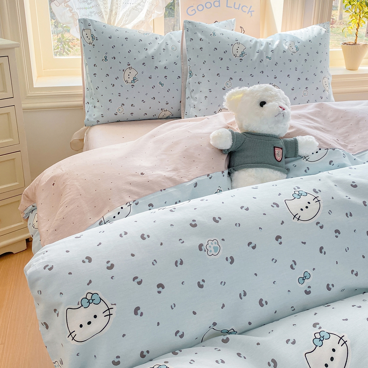 91家纺网 家纺一手货源 找家纺 黑马家居 2026新款13070全棉印花小清新卡通花卉四件套系列 乖巧凯蒂