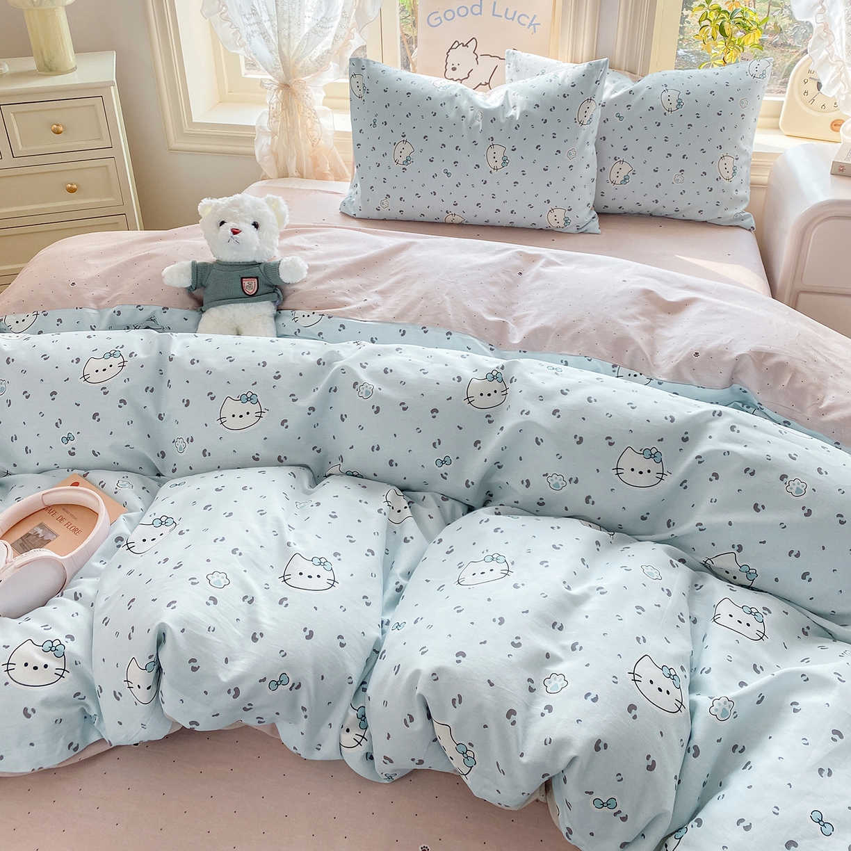 91家纺网 家纺一手货源 找家纺 黑马家居 2026新款13070全棉印花小清新卡通花卉四件套系列 乖巧凯蒂