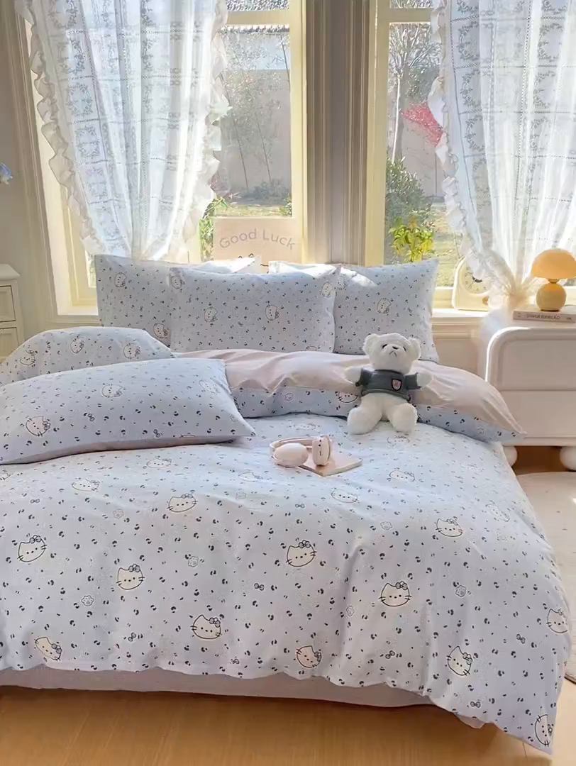 91家纺网 家纺一手货源 找家纺 黑马家居 2026新款13070全棉印花小清新卡通花卉四件套系列 乖巧凯蒂