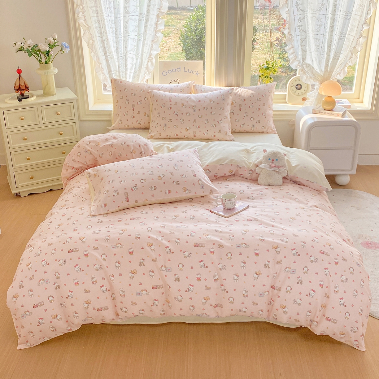 91家纺网 家纺一手货源 找家纺 黑马家居 2026新款13070全棉印花小清新卡通花卉四件套系列 凯蒂公主