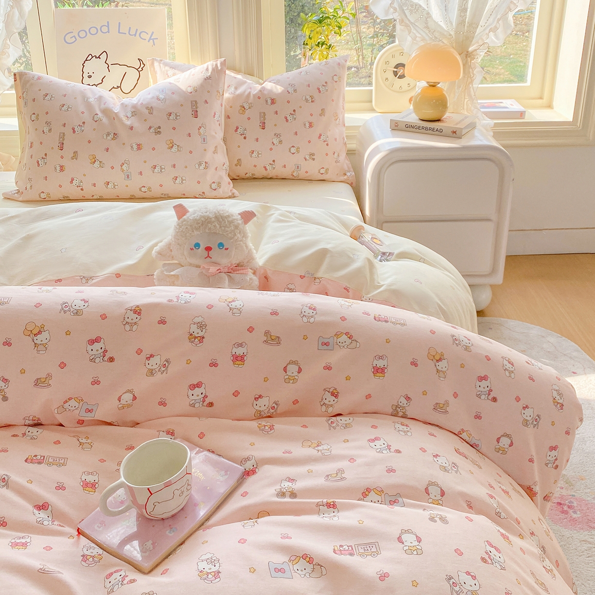 91家纺网 家纺一手货源 找家纺 黑马家居 2026新款13070全棉印花小清新卡通花卉四件套系列 凯蒂公主