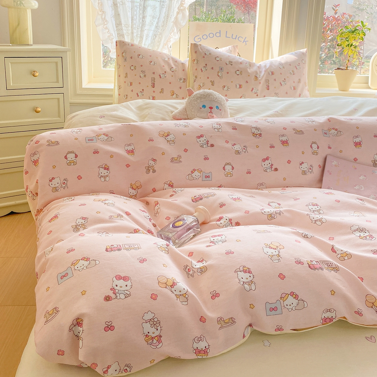 91家纺网 家纺一手货源 找家纺 黑马家居 2026新款13070全棉印花小清新卡通花卉四件套系列 凯蒂公主