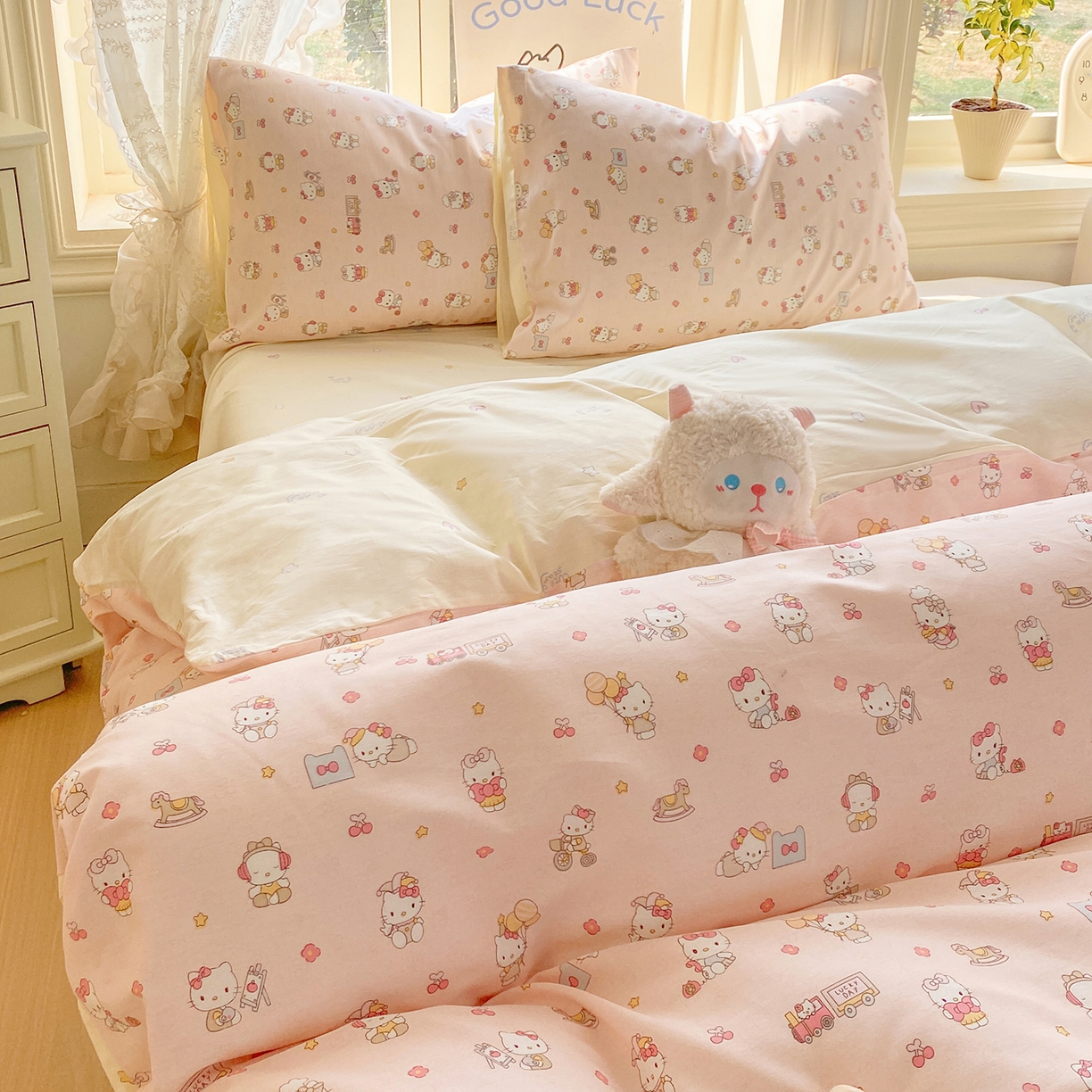 91家纺网 家纺一手货源 找家纺 黑马家居 2026新款13070全棉印花小清新卡通花卉四件套系列 凯蒂公主