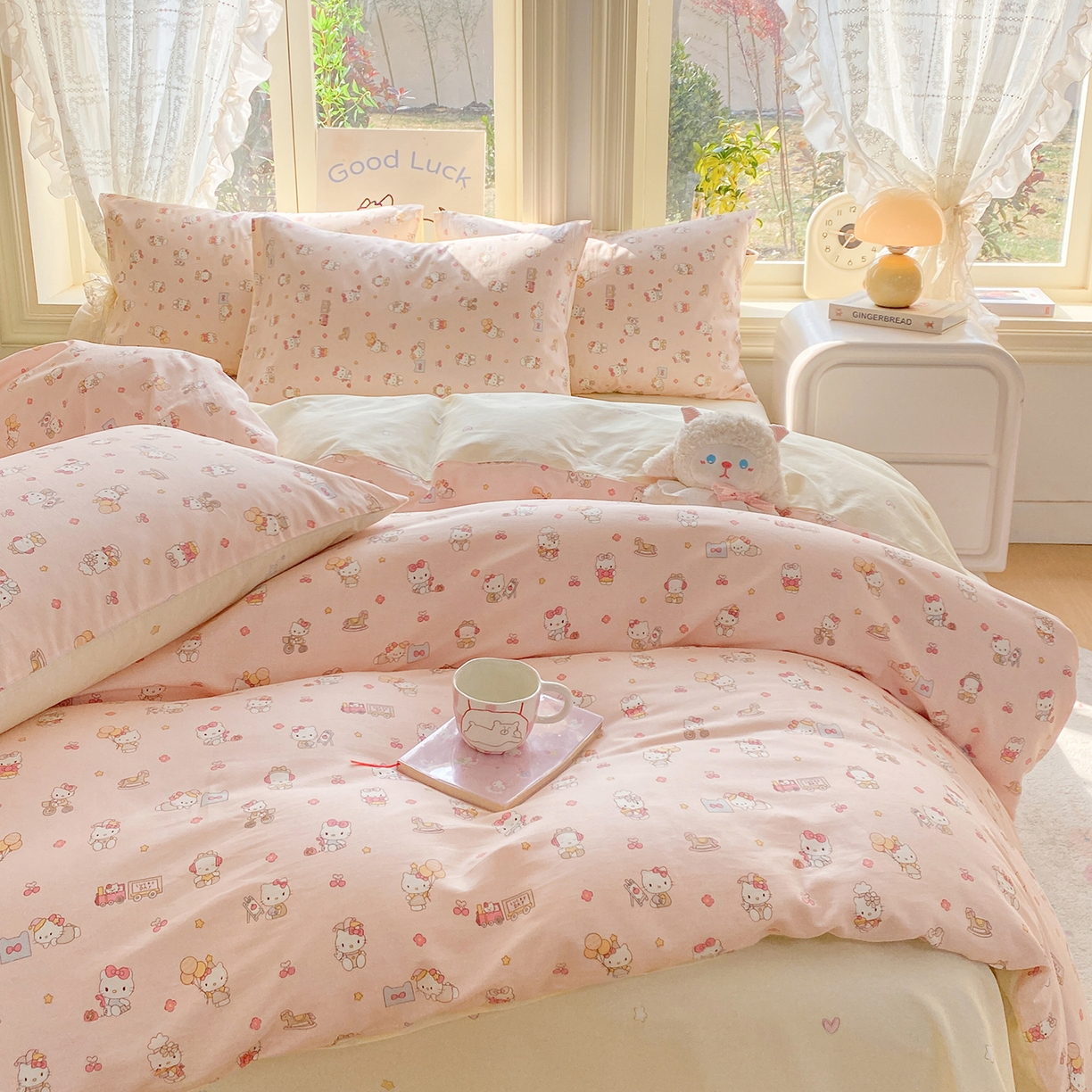 91家纺网 家纺一手货源 找家纺 黑马家居 2026新款13070全棉印花小清新卡通花卉四件套系列 凯蒂公主