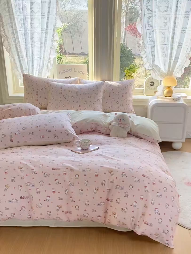 91家纺网 家纺一手货源 找家纺 黑马家居 2026新款13070全棉印花小清新卡通花卉四件套系列 凯蒂公主