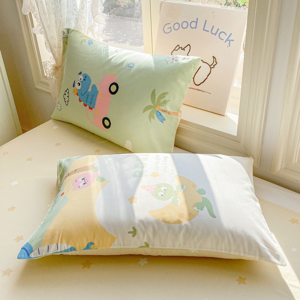 91家纺网 家纺一手货源 找家纺 黑马家居 2026新款13070全棉印花小清新卡通花卉四件套系列 恐龙派对