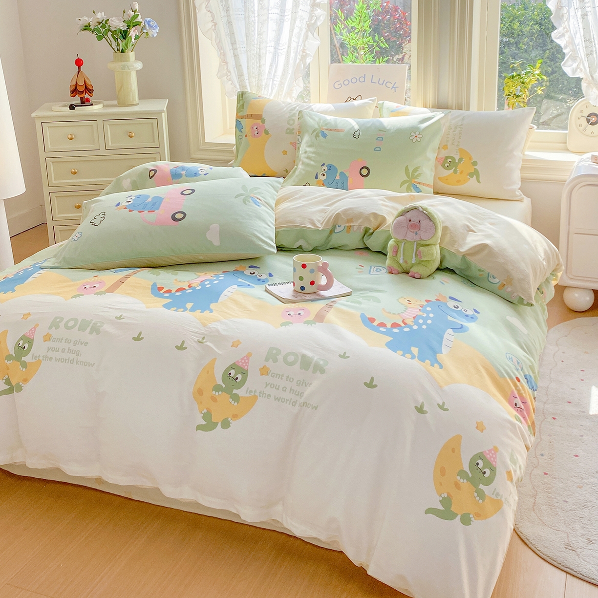 91家纺网 家纺一手货源 找家纺 黑马家居 2026新款13070全棉印花小清新卡通花卉四件套系列 恐龙派对