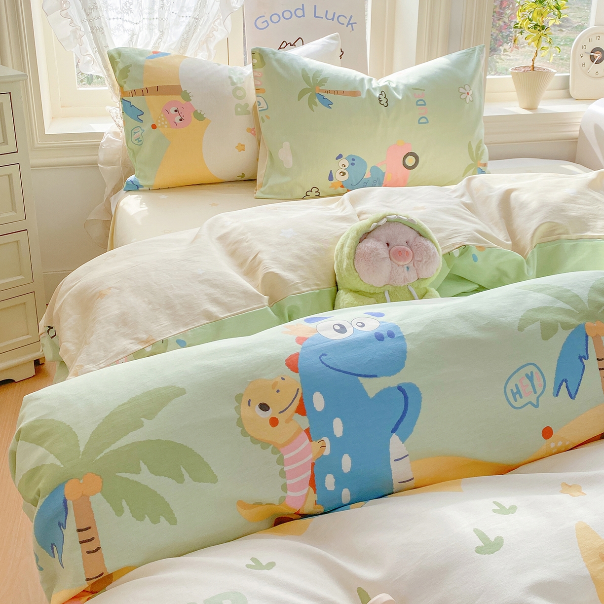 91家纺网 家纺一手货源 找家纺 黑马家居 2026新款13070全棉印花小清新卡通花卉四件套系列 恐龙派对