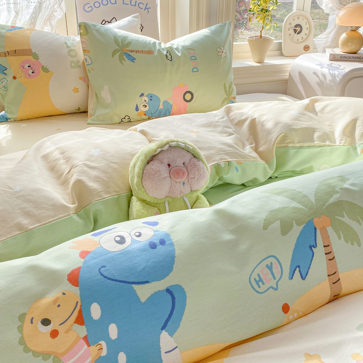 91家纺网 家纺一手货源 找家纺 黑马家居 2026新款13070全棉印花小清新卡通花卉四件套系列 恐龙派对