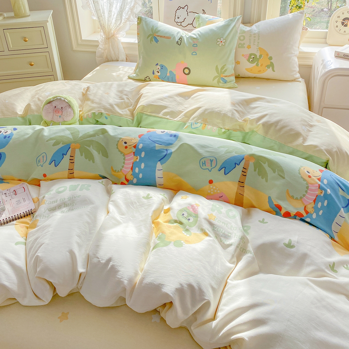 91家纺网 家纺一手货源 找家纺 黑马家居 2026新款13070全棉印花小清新卡通花卉四件套系列 恐龙派对