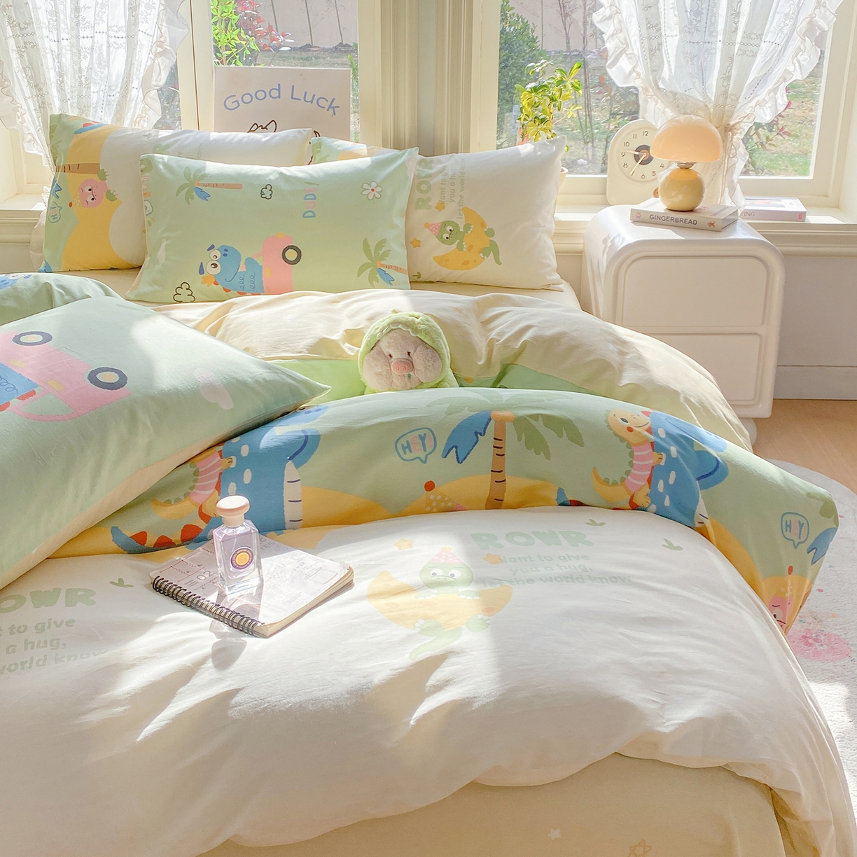 91家纺网 家纺一手货源 找家纺 黑马家居 2026新款13070全棉印花小清新卡通花卉四件套系列 恐龙派对