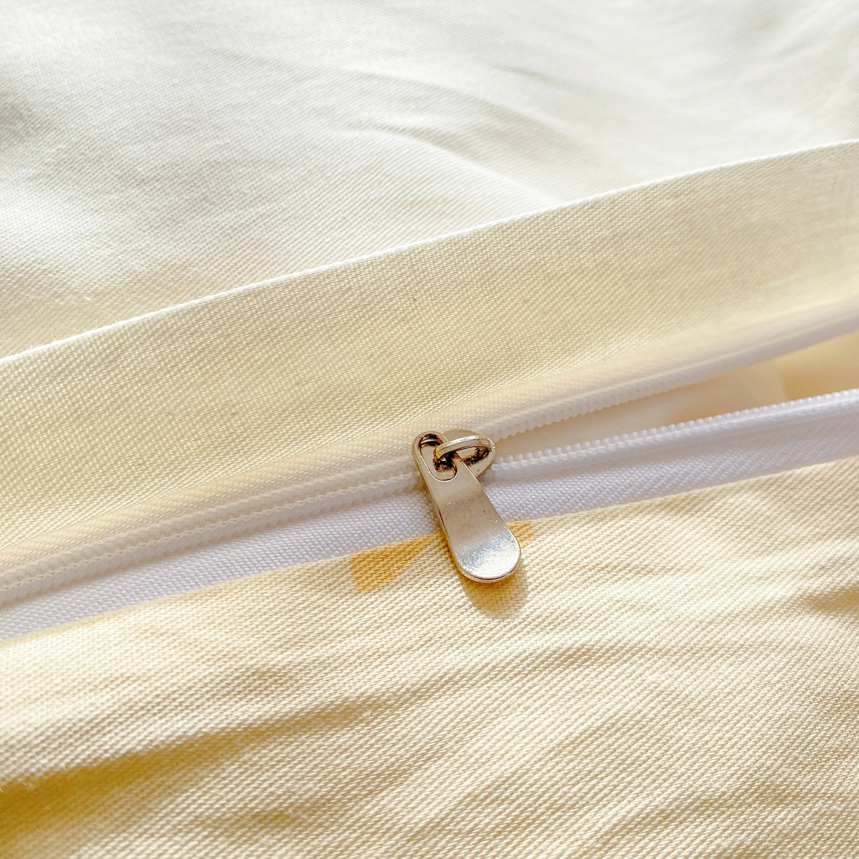 91家纺网 家纺一手货源 找家纺 黑马家居 2026新款13070全棉印花小清新卡通花卉四件套系列 恐龙派对