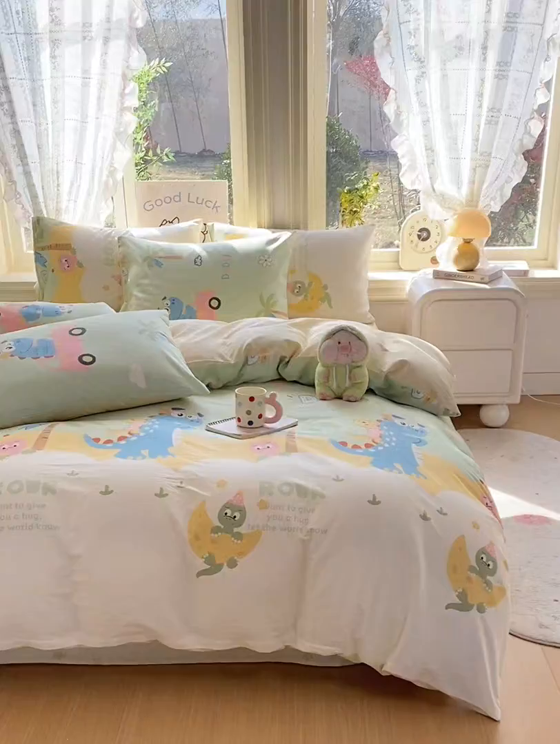 91家纺网 家纺一手货源 找家纺 黑马家居 2026新款13070全棉印花小清新卡通花卉四件套系列 恐龙派对