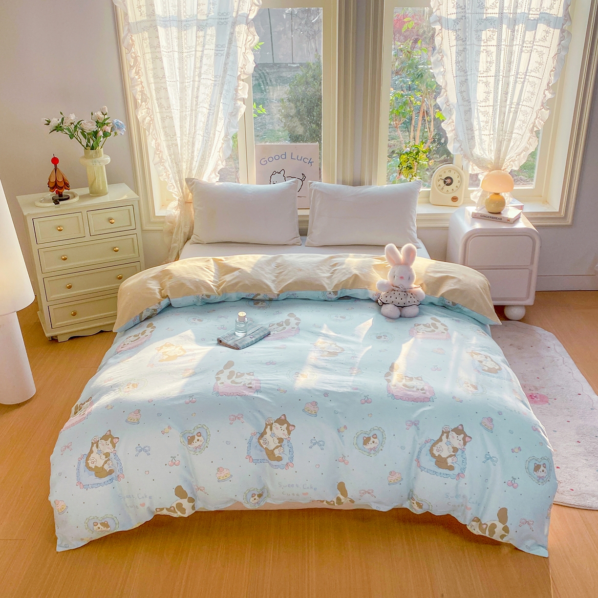 91家纺网 家纺一手货源 找家纺 黑马家居 2026新款13070全棉印花小清新卡通花卉四件套系列 懒猫猫