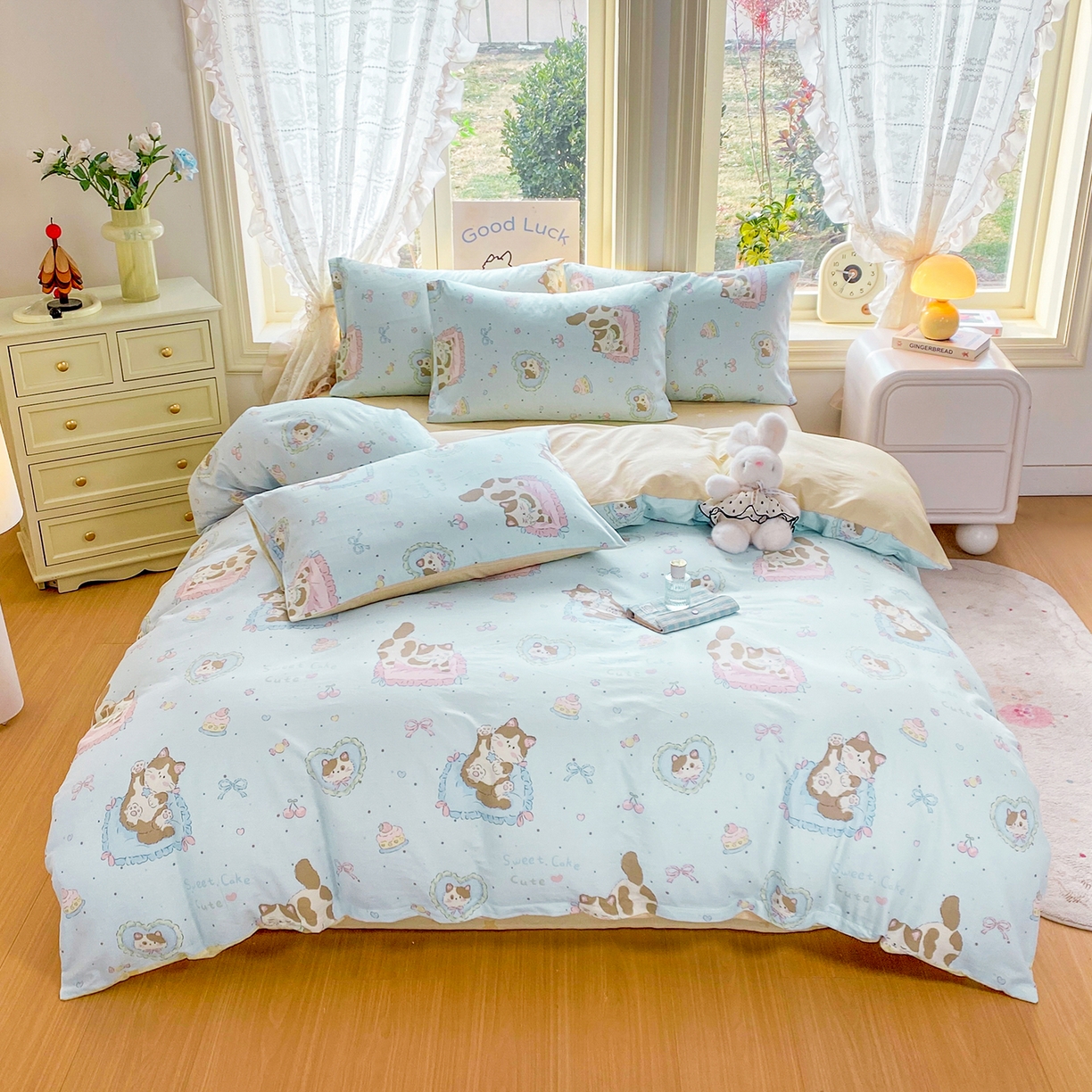 91家纺网 家纺一手货源 找家纺 黑马家居 2026新款13070全棉印花小清新卡通花卉四件套系列 懒猫猫