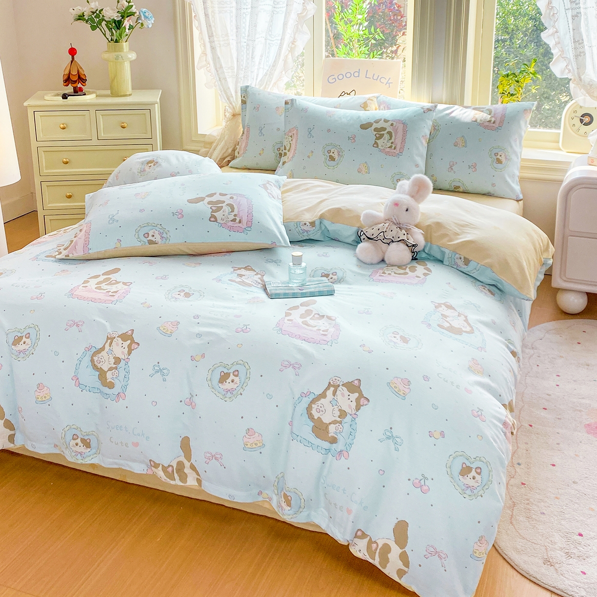 91家纺网 家纺一手货源 找家纺 黑马家居 2026新款13070全棉印花小清新卡通花卉四件套系列 懒猫猫