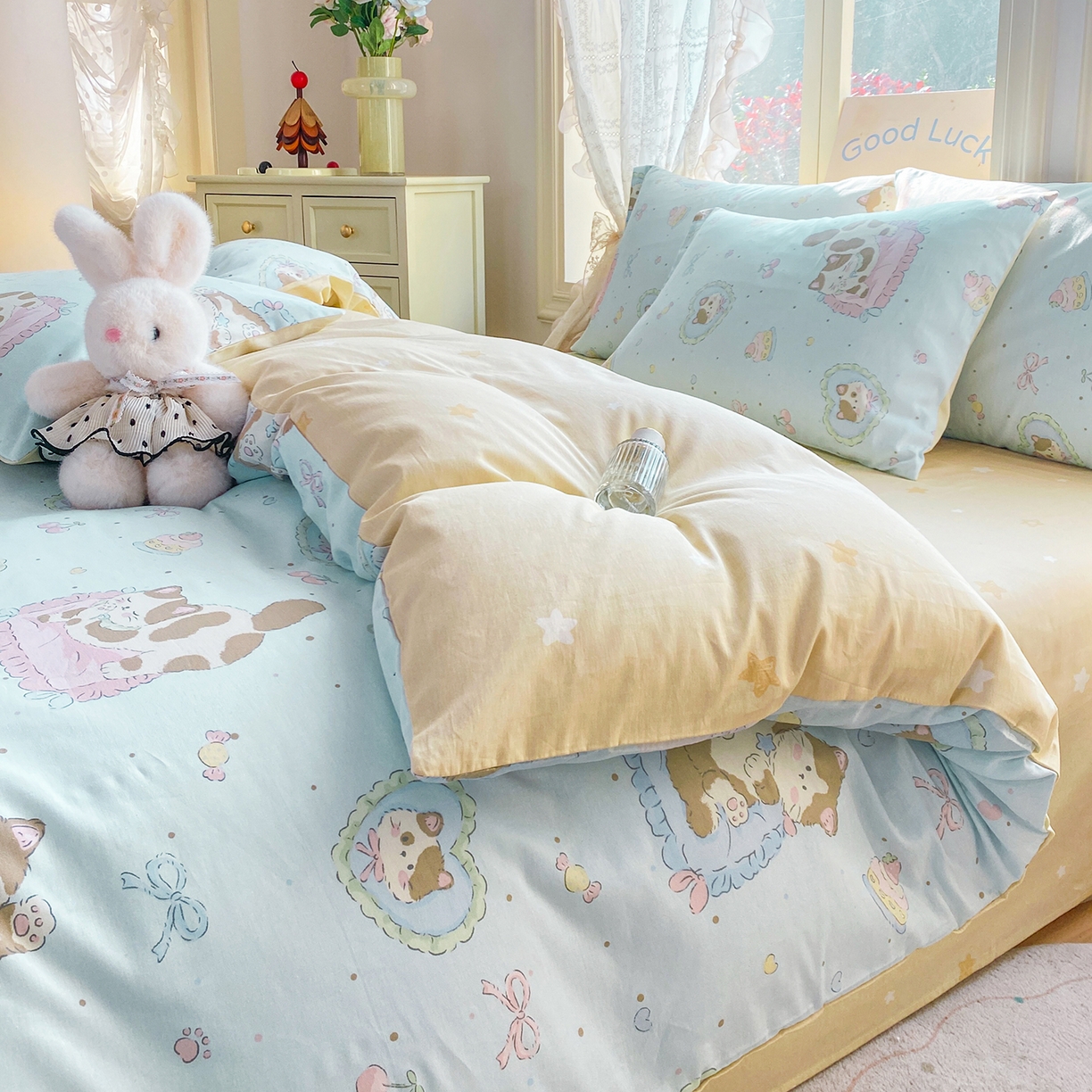 91家纺网 家纺一手货源 找家纺 黑马家居 2026新款13070全棉印花小清新卡通花卉四件套系列 懒猫猫