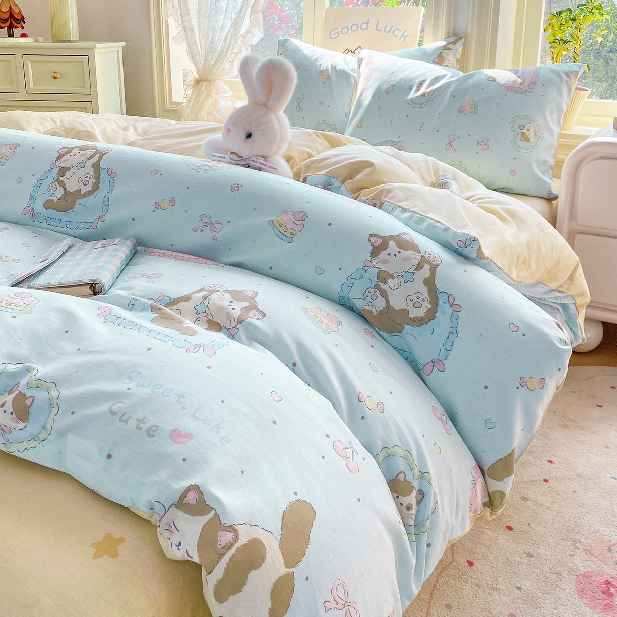 91家纺网 家纺一手货源 找家纺 黑马家居 2026新款13070全棉印花小清新卡通花卉四件套系列 懒猫猫