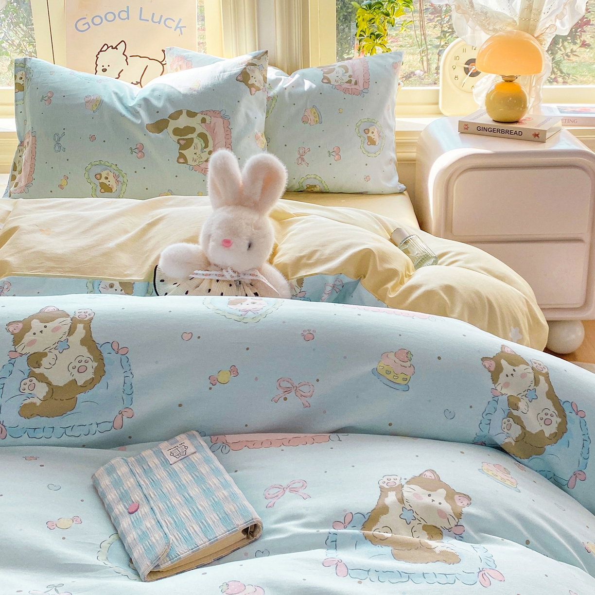 91家纺网 家纺一手货源 找家纺 黑马家居 2026新款13070全棉印花小清新卡通花卉四件套系列 懒猫猫