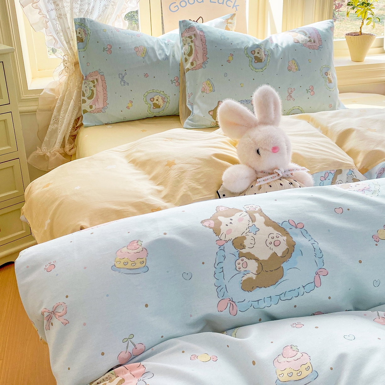 91家纺网 家纺一手货源 找家纺 黑马家居 2026新款13070全棉印花小清新卡通花卉四件套系列 懒猫猫