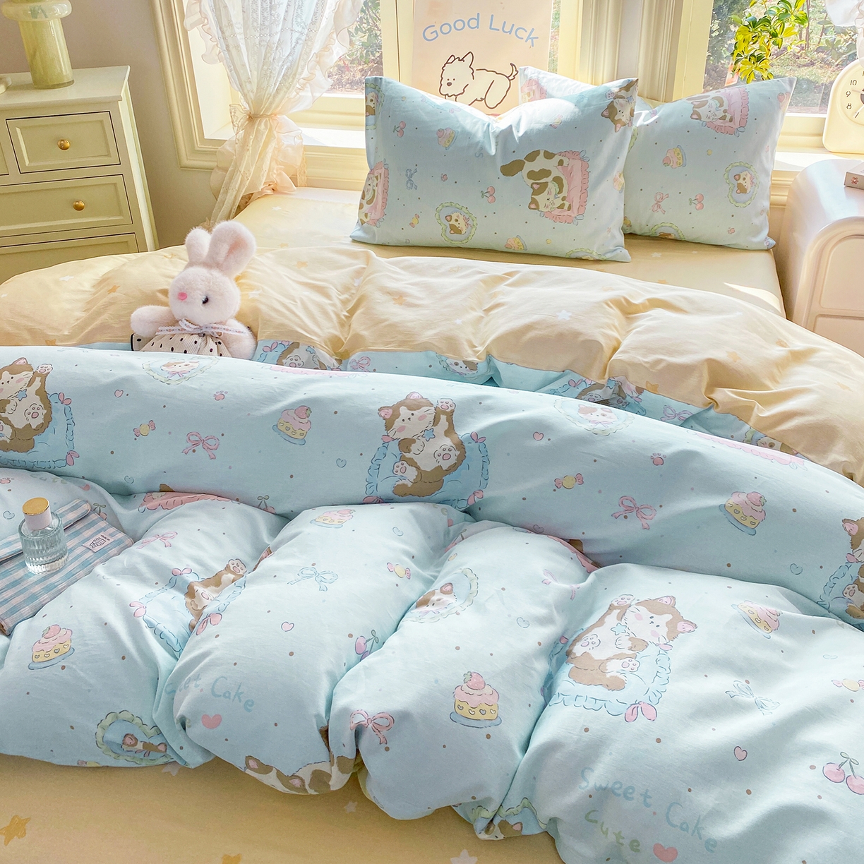 91家纺网 家纺一手货源 找家纺 黑马家居 2026新款13070全棉印花小清新卡通花卉四件套系列 懒猫猫