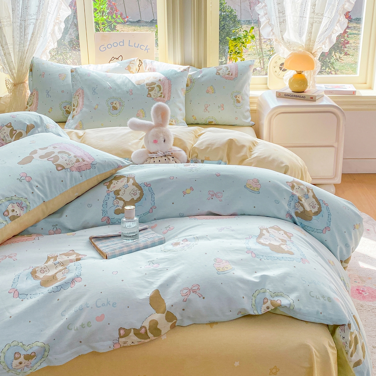 91家纺网 家纺一手货源 找家纺 黑马家居 2026新款13070全棉印花小清新卡通花卉四件套系列 懒猫猫