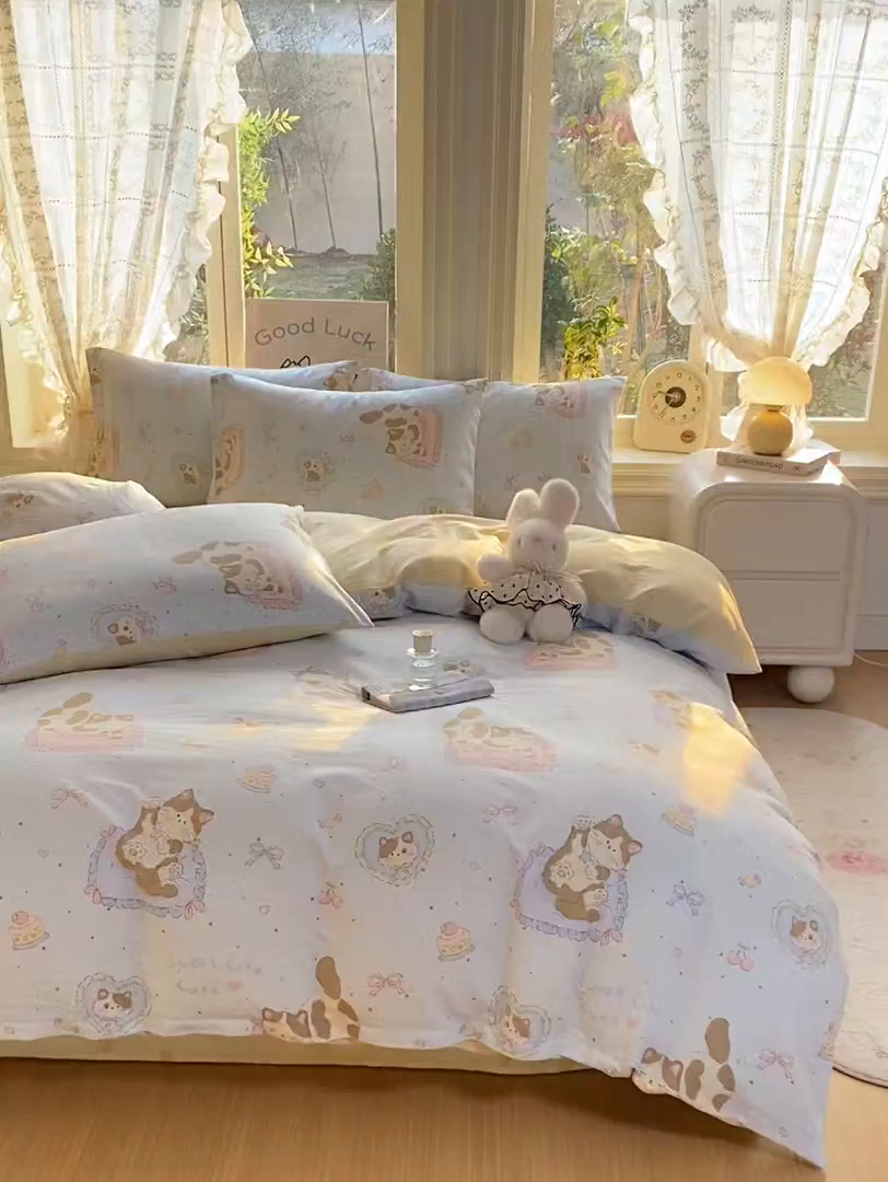 91家纺网 家纺一手货源 找家纺 黑马家居 2026新款13070全棉印花小清新卡通花卉四件套系列 懒猫猫