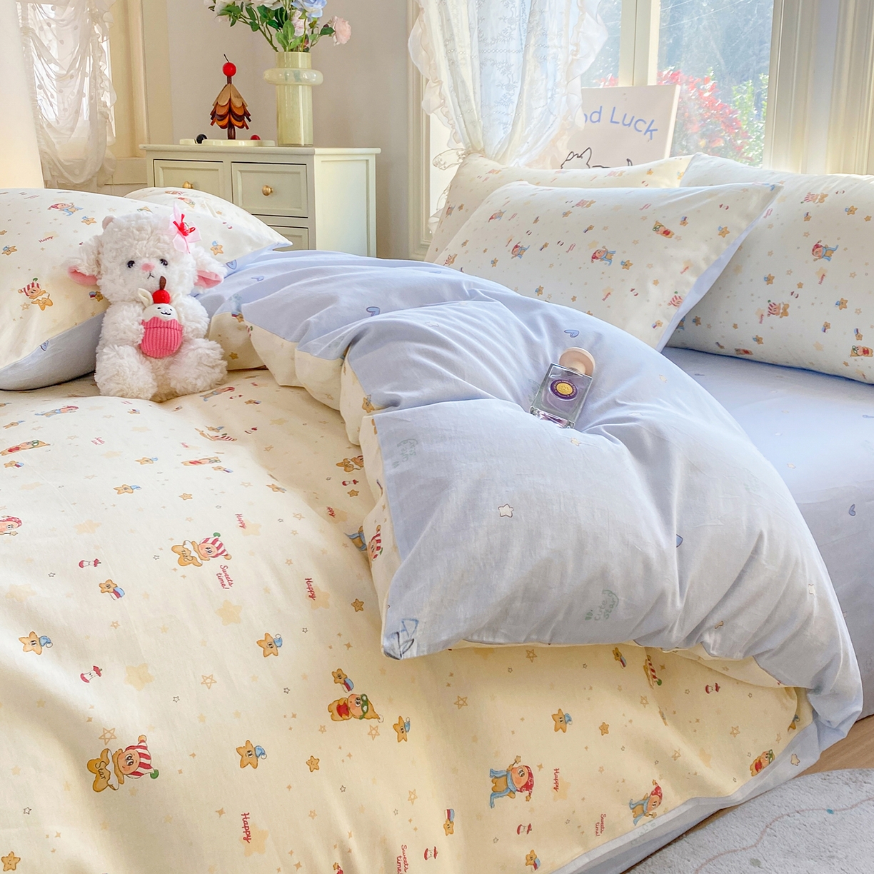 91家纺网 家纺一手货源 找家纺 黑马家居 2026新款13070全棉印花小清新卡通花卉四件套系列 魔法星星人